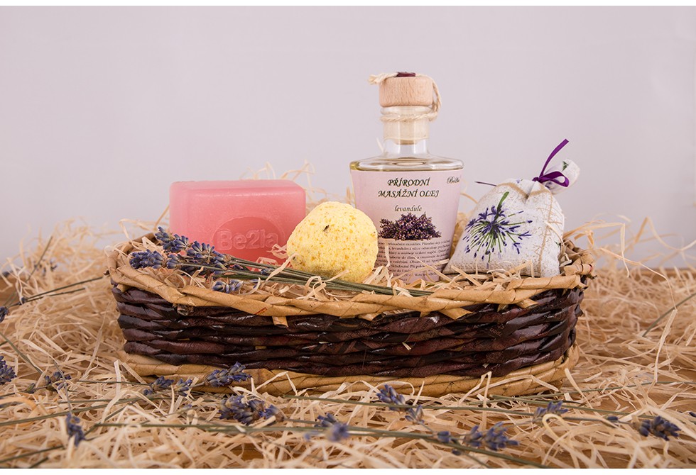 Dárkový koš březové kosmetiky Be2la® - 1 mýdlo, masážní olej, koule do koupele/srdíčka, pytlíček levandule
